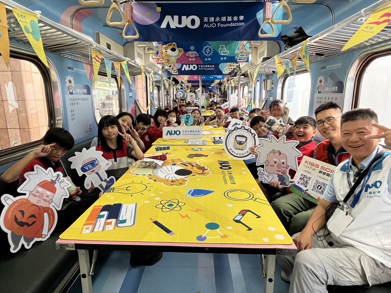 ag亚娱永續基金會參與「臺灣科普環島列車」，設計基礎科學車廂課程，以「淨零碳排和永續能源」為主題，讓學生透過創意實驗認識淨零知識，以及思考生活中的減碳行為