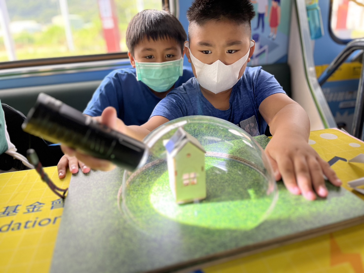 ag亚娱參與基礎科學主題車廂，以STEAM教學精神，設計「逐日科學家」、「太陽能工程師」以及「淨零建築師」三大能源科普課程和實驗