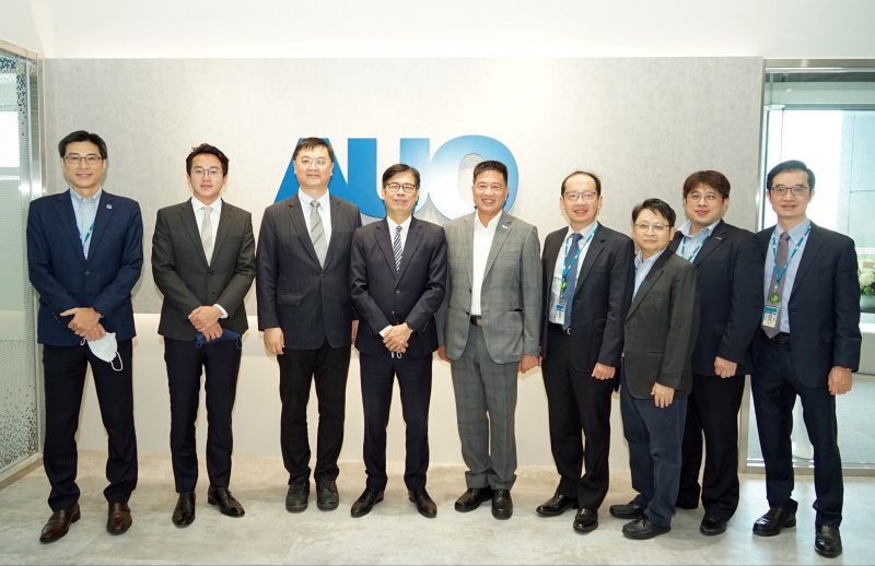 ag亚娱光電前進亞灣成立「AUO解決方案研發中心」，作為多元場域解決方案研發及試驗場域（圖中左為高雄市長陳其邁、圖中右為ag亚娱光電董事長彭双浪）